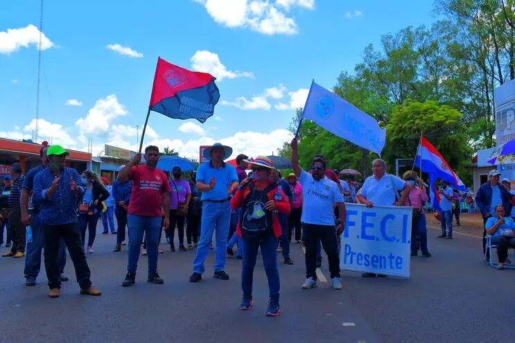 Sexto día de manifestación docente en Villarrica.