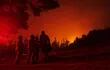 Bomberos trabajan en una zona de Puren, Araucania, Chile. Los incendios forestales persisten, mientras suman las víctimas mortales.  (AFP)
