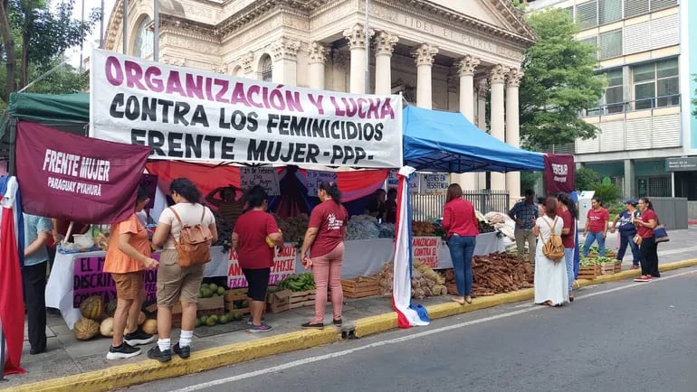 El frente mujer del Partido Paraguay Pyahura entrega varios alimentos a las mujeres.