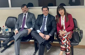 Celeste Amarilla y sus abogados, durante el proceso judicial.