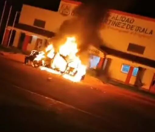 La camioneta del candidato liberal Derlis Benegas, que estaba estacionada frente a la Municipalidad de Domingo Martínez de Irala, fue totalmente incinerada.