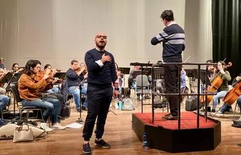 El tenor italiano Nicola Straniero ensaya con la OSIC para el concierto que se realizará en el Teatro Municipal "Ignacio A. Pane".