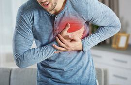 Un hombre sufre un infarto al miocardio.