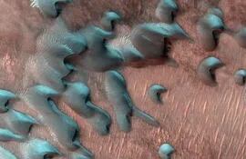 La NASA ha mostrado cómo es el invierno en Marte, donde la nieve tiene forma de cubo, los paisajes están helados y la escarcha acompaña a las temperaturas bajo cero. Precisamente, las temperaturas más frías se alcanzan en los polos del Planeta Rojo, donde se llegan a alcanzar hasta 123 grados bajo cero.