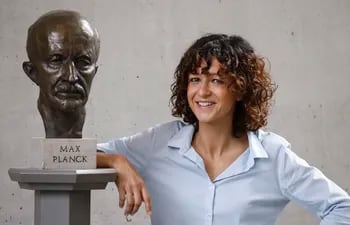 La genetista, microbióloga y bioquímica  Emmanuelle Charpentier posa con un busto de Max Planck en Berlín.
