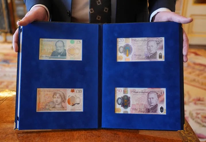 Los nuevos billetes de banco que llevan un retrato del rey Carlos III y que entrarán en circulación el 5 de junio de 2024 se muestran para una fotografía después de haber sido presentados al rey Carlos III de Gran Bretaña por el gobernador del Banco de Inglaterra, Andrew Bailey, y el cajero jefe del Banco de Inglaterra.