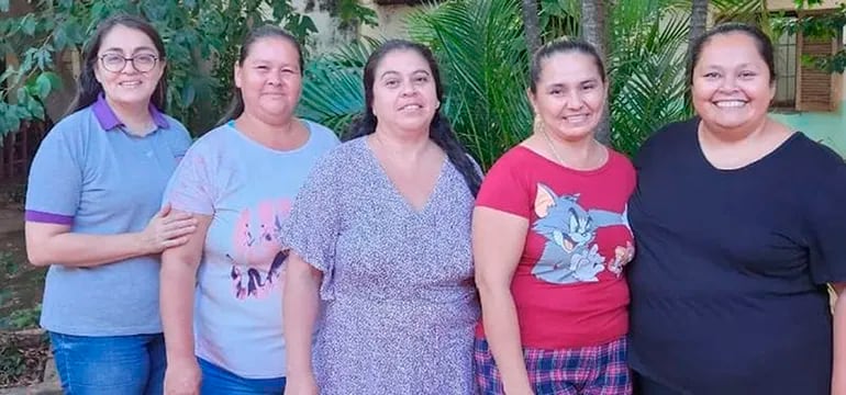 Ellas son las mujeres que conforman la delegación “Gira internacional Cateura Accesorios” que viajan a España a llevar sus emprendimientos: Soraya Bello, coordinadora del proyecto en Paraguay; las artesanas Sara Gaona, Cynthia Oviedo, y Librada Leguizamón, y  Guillermina Lara, la administradora del proyecto.