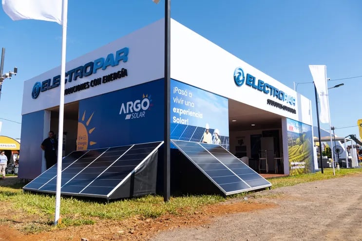 La empresa ofreció en la feria de Yguazú sistemas de paneles solares para uso domiciliario, así como propuestas de mayor escala. El objetivo de los equipos es contar con energía eléctrica las 24 horas del día.