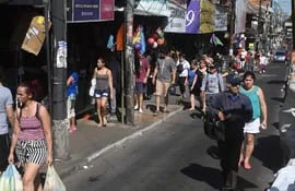 Compradores, sobre la avenida Rodríguez de Francia, aprovecharon las últimas horas del 2022 para realizar sus compras en el Mercado 4.