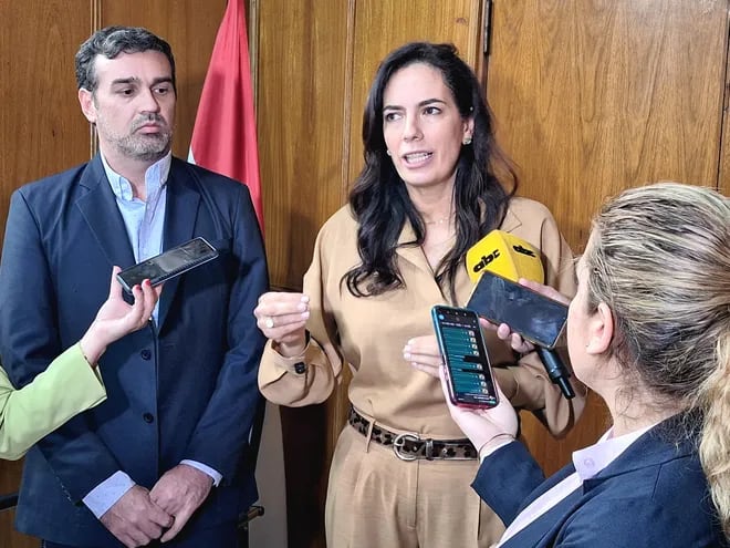 Claudia Centurión, titular del  Ministerio de Obras Públicas, junto con el viceministro de Transporte, Guido Benza, anunció la revisión de los componentes de la Tarifa Técnica del transporte.