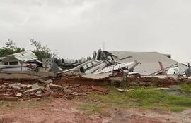 Una aeronave entre los escombros del hangar privado Decsa, derrumbado por los vientos de la tormenta de la noche del sábado.
