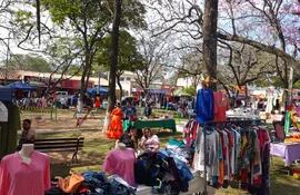 La Feria de emprendedores se realiza en la "Plaza de los héroes" de la ciudad de Altos.