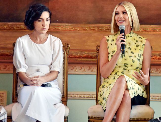 Denise Genit, emprendedora (izq.), cuestionó a la SET. A su lado, Ivanka Trump, ayer en el Palacio de López.