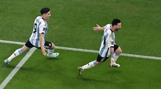 Festejo de Lionel Messi tras conseguir el primer gol de Argentina en el partido ante México