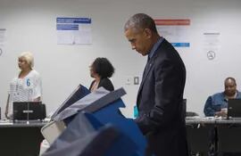 barack-obama-vota-por-hillary-clinton-de-manera-anticipada-durante-una-visita-a-chicago--182104000000-1509741.JPG