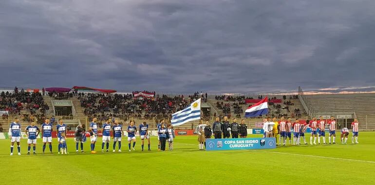 Copa San Isidro Curuguaty: Encarnacena vs. Lavalleja de Uruguay, en e estadio Villa Alegre.
