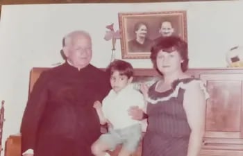 El padre Ángel Rosa Cárdenas y su hermana Ramona, ella al igual que su hermana Antonia decidieron que el féretro sea trasladado a Nueva Italia.