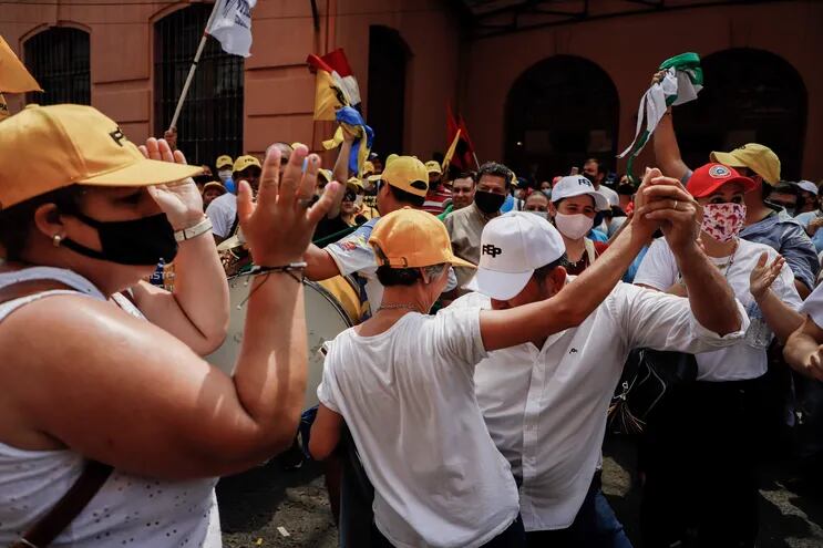 Docentes bailan durante una protesta para exigir al Gobierno un aumento salarial, durante los días de movilización frente a la sede del Ministerio de Hacienda en Asunción.