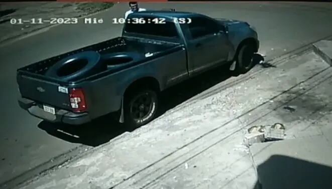 En la imagen se observa al presunto autor del robo, acercándose a la camioneta.