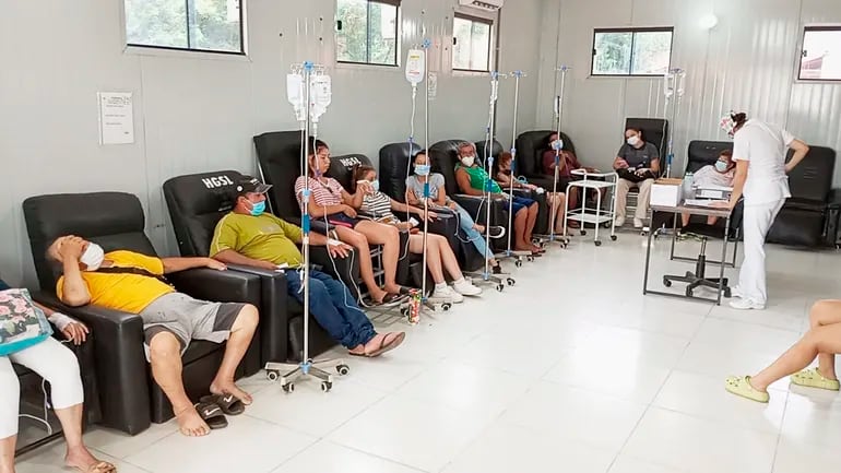 Pacientes con cuadros febriles, reciben hidratación en el Hospital de San Lorenzo.
