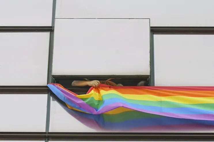 El Grupo Parlamentario Socialista en las Cortes de Castilla y León, presididas por Vox, cuelga en las ventanas de sus despachos la bandera LGTB con motivo del Día Internacional del Orgullo que mañana se celebra en todo el mundo.