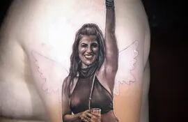 El tatuaje reproduce la foto de Cristina Vita Aranda como una muestra de amor a su hermana, según dijo Jesús María Aranda.