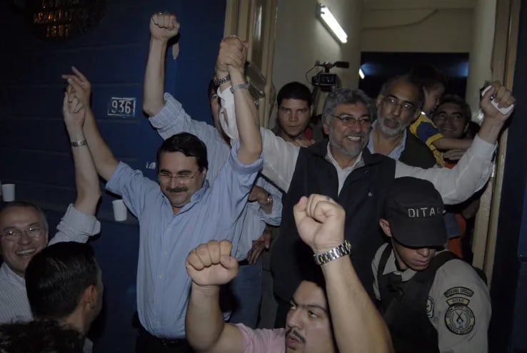 Fernando Lugo y Federico Franco salen de la sede del PLRA el 20 de abril de 2008, día en el que ganaron las elecciones presidenciales.