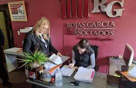 El allanamiento se llevó a cabo en el estudio jurídico Rojas García y Asociados.