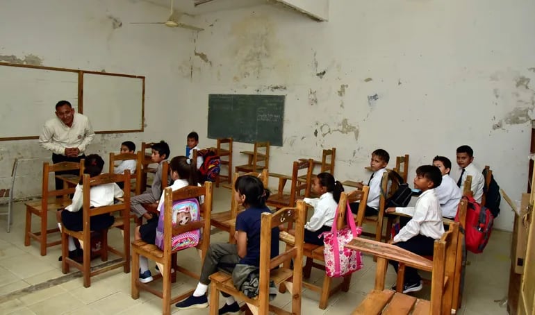 Niños en un aula precaria y con ventiladores que no funcionan en la escuela Sotero Colmán del barrio Santa Ana de Asunción.