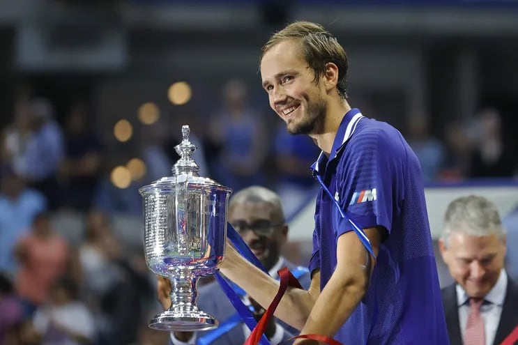 Trofeo en mano, el ruso Daniil Medvedev ensaya una sonrisa tras su coronación en el US Open.