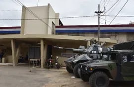 Una tanqueta y un camión militar resguardan la entrada a la Penitenciaría Nacional de Tacumbú ante la amenaza de huelga.