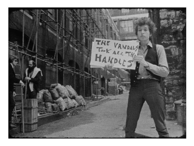 Bob Dylan en una imagen de la película "Don't look back", que abrirá este miércoles el ciclo de documentales sobre rock en The Jam.