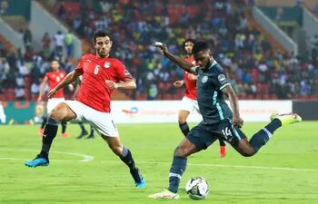 Kelechi Iheanacho remata de zurda para anotar el gol de Nigeria ante Egipto.