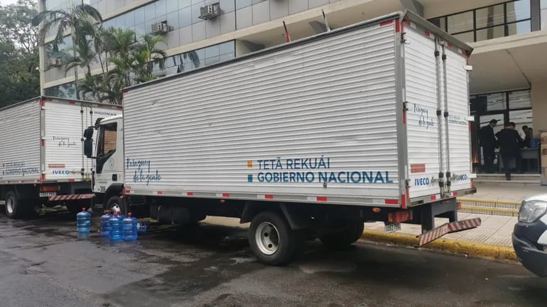 Camiones y vehículos enviados por IPS ante orden judicial, a pedido de la Contraloría General de la República de documentos sobre la deuda de la prevional con empresas farmaceúticas.