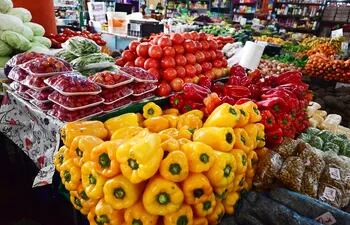 Variedad de verduras de primera calidad se ofertan en las góndolas del Abasto Norte.