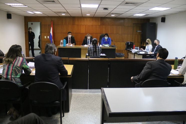 Juicio oral al gerente de la Caja Bancaria, César Rodrigo Amarilla procesado por lesión de confianza. Al fondo, el tribunal de sentencia que lo absolvió por "duda razonable".
