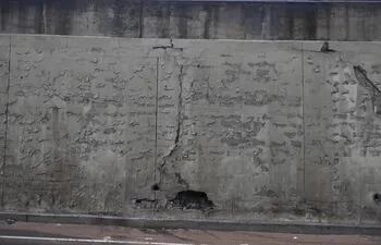 Las grietas en la pared del túnel del superviaducto ponen en peligro a los automovilistas. El MOPC prometió repararlas desde la fecha con una empresa.