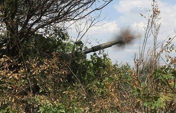 Artilleros ucranianos disparan desde sus posiciones cerca de la ciudad de Lysychansk, región de Lugansk.