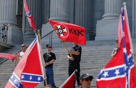 neonazis-y-miembros-del-ku-klux-klan-marcharon-en-carolina-del-sur-para-protestar-contra-el-retiro-de-la-controvertida-bandera-confederada--222952000000-1355332.JPG