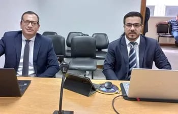 Los fiscales Diego Arzamendia y Rodrigo Estigarribia, durante un receso del juicio oral.