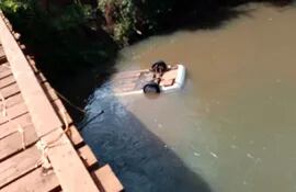 Hermanos mueren al caer al río de un puente en construcción.