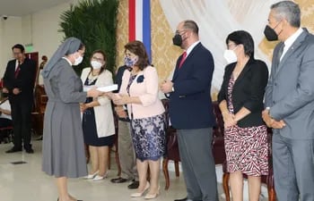 El Instituto de Formación Docente Nuestra Señora de la Asunción obtuvo el mayor puntaje en el proceso de acreditación de Aneaes. La directora general, Miriam Celeste Benítez González, recibió ayer el certificado por parte de autoridades de la agencia.