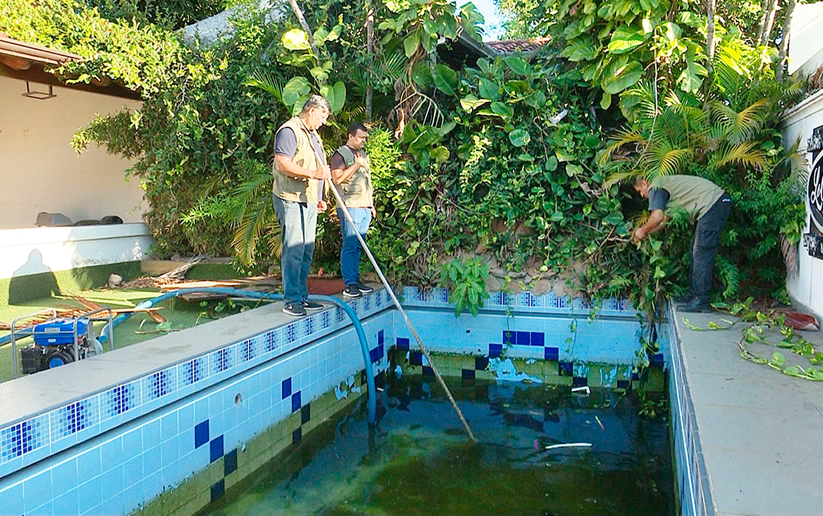 Funcionarios de la Municipalidad de Asunción, proceden a limpiar una pileta con agua estancada. 
