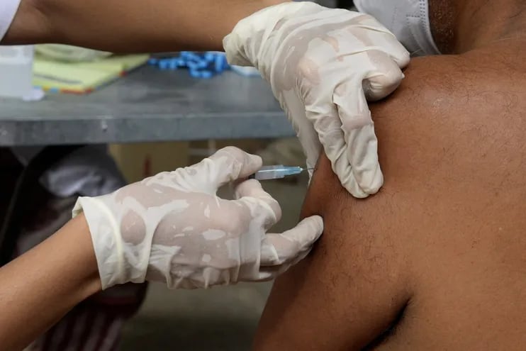 Un trabajador sanitario inocula a un hombre con la vacuna Covaxin contra el Covid-19.