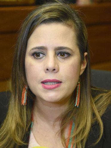 Kattya González (PEN), diputada por Central. Denuncia con otros opositores el atropello, ante varios órganos.
