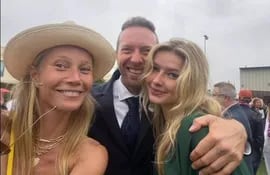 Gwyneth Paltrow y Chris Martin con su hija Apple, en la ceremonia de graduación.