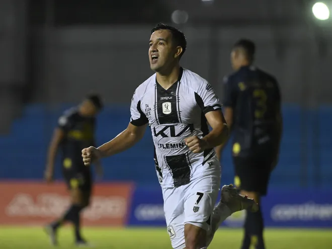 El paraguayo Néstor Camacho, futbolista de Tacuary, celebra un gol en el partido contra Sportivo Trinidense por la quinta fecha del torneo Apertura 2024 del fútbol paraguayo en el estadio Arsenio Erico, en Asunción.