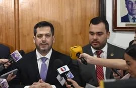 Raúl Latorre, presidente de la Cámara de Diputados, y a la derecha, Máximo Medina, director interino de Recursos Humanos.