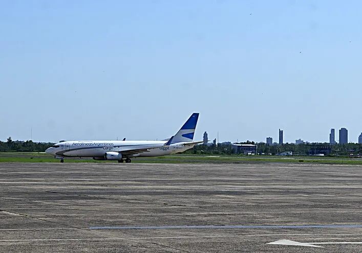 Hace poco, Aerolíneas Argentinas también llegó con su primer vuelo de cargas al país.