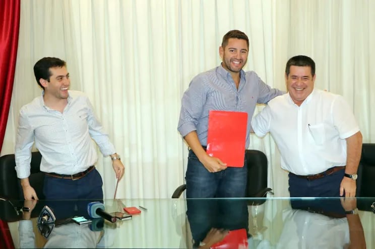 Martín Admen Gertopan, CEO de HC Innovations junto al presidente de la Cámara Baja, el cartista Pedro Alliana, y el expresidente de la República Horacio Cartes.